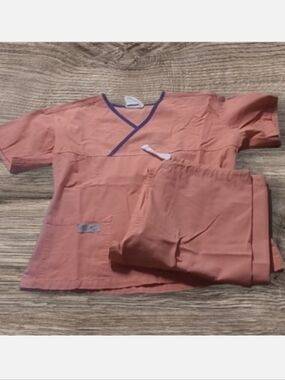 WOMEN'S URBANE SCRUBS